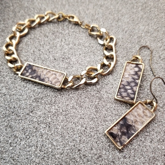 Gold Tone Chain Bracelet & Earrings - Picture 1 of 4